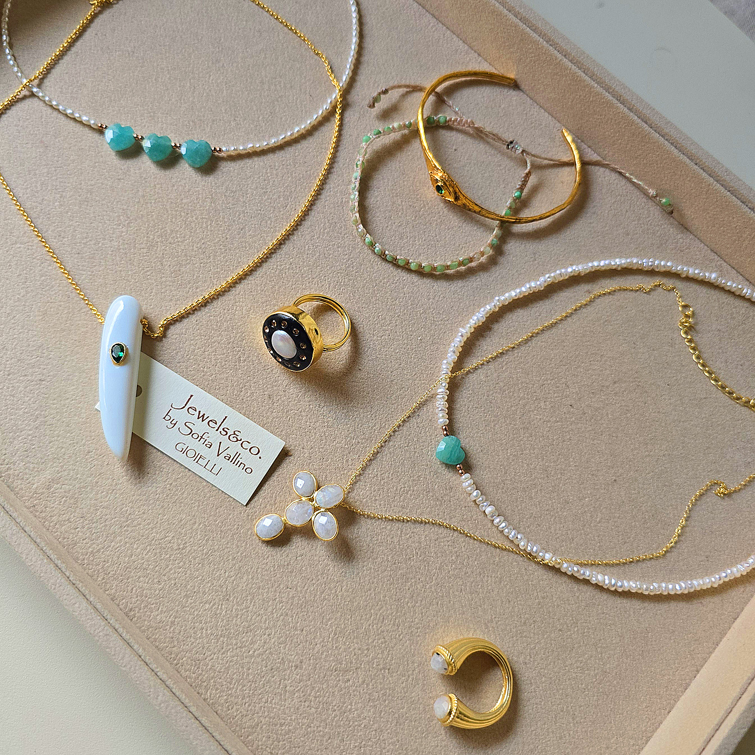 Collana con pietre amazzonite, corno bianco, bracciali e anelli,