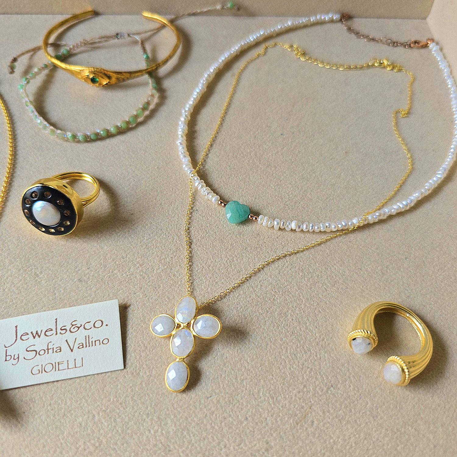 Collana croce bianca, bracciali e anelli collezione Petite Essence